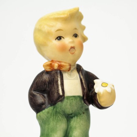 Figurine en porcelaine d'un garçon avec marguerite - collection allemande 