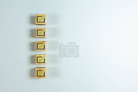 Téléchargez les photos : Cube en bois avec coche sur fond blanc, Liste de contrôle concept, Espace de copie. - en image libre de droit
