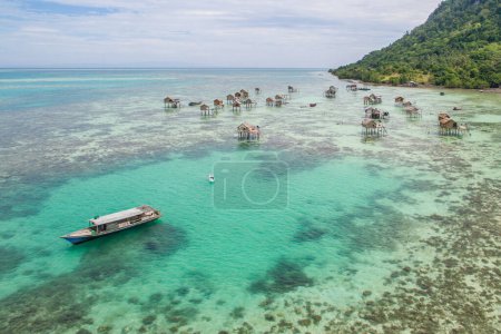Téléchargez les photos : Belle vue aérienne Bornéo mer bohémienne village d'eau à Mabul Bodgaya Island, Malaisie
. - en image libre de droit