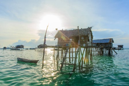 Téléchargez les photos : Beaux paysages vue bornéo mer bohémienne village d'eau à Bodgaya île de Mabul, Semporna Sabah, Malaisie
. - en image libre de droit