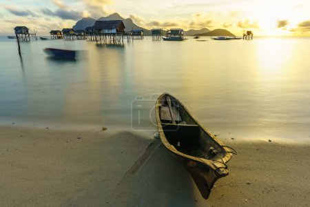 Foto de Hermosos paisajes vista borneo pueblo de agua gitana del mar en la isla de Maiga, Semporna Sabah, Malasia
. - Imagen libre de derechos
