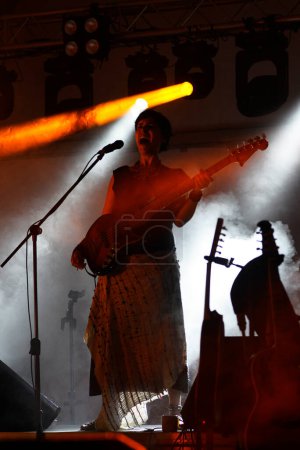 Téléchargez les photos : Femme bassiste se produisant sur un concert - en image libre de droit