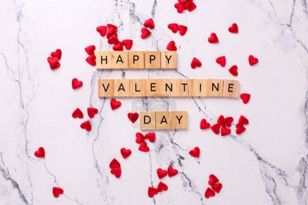 Diseño romántico. Letreros de madera sobre fondo de mármol blanco. Vista superior. postal del día de San Valentín.