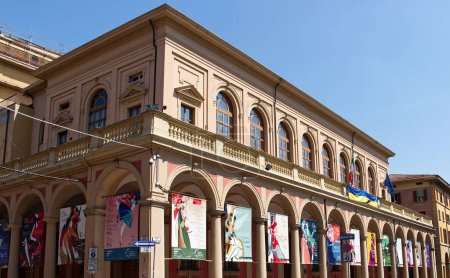 Téléchargez les photos : Bologne Italie, 2 juin 2022, Affiches de l'opéra le plus célèbre joué au Théâtre. Théâtre Comunale di Bologna. Italie - en image libre de droit