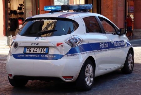 Téléchargez les photos : Bologne Italie 13 août 2022 Polizia Municipale patrouille automobile dans le centre-ville de Bologne. Italie - en image libre de droit