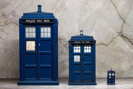 Téléchargez les photos : Appelle la police. Tardis de Doctor Who dans trois échelles de taille différente - en image libre de droit
