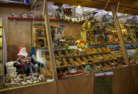 Foto de Bolonia - Italia - 24 de diciembre de 2022: Adorno de Navidad y decoración navideña en el Mercado Callejero de Santa Lucía, Chiesa dei servi. Bolonia. Italia - Imagen libre de derechos