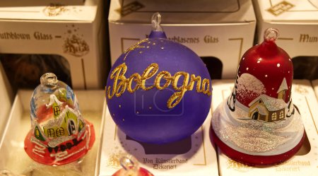 Foto de Bolonia - Italia - 24 de diciembre de 2022: Bola de Navidad y decoración navideña en el mercado callejero de Santa Lucía, Chiesa dei servi. Bolonia. Italia - Imagen libre de derechos