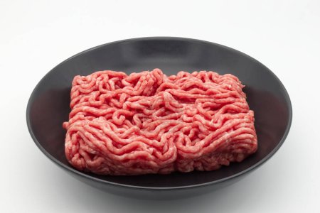 Téléchargez les photos : Viande fraîche de porc et de bœuf hachée isolée sur fond blanc. - en image libre de droit