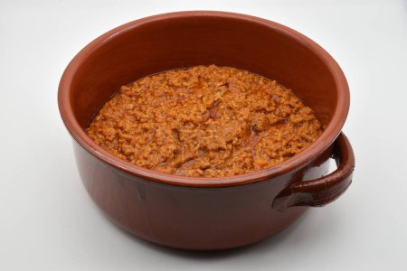 Foto de Ragu italiano boloñés en una olla de barro, aislado sobre fondo blanco. Ragú de res y lomo de cerdo. Comida saludable deliciosa comodidad. - Imagen libre de derechos