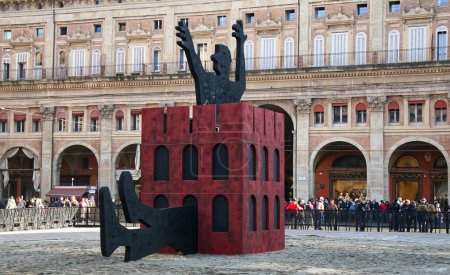 Foto de Bolonia - Italia - 31 de diciembre de 2022: Il Vecchione di Bologna. Este enorme simulacro se quema tradicionalmente en Piazza Maggiore de Bolonia a medianoche en la víspera de Año Nuevo. Bolonia, Italia - Imagen libre de derechos