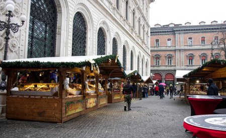 Foto de Bologna - Italy - December 24, 2022: French Christmas Market (Mercatino Francese di Natale) in Bologna, Piazza Minghetti. Italy. - Imagen libre de derechos