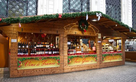 Téléchargez les photos : Bologna - Italy - December 24, 2022: French Christmas Market (Mercatino Francese di Natale) in Bologna, Piazza Minghetti. Italy. - en image libre de droit