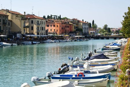 Téléchargez les photos : Borghetto, Valeggio sul Mincio, Verona - Italy  - October 2, 2021: Boats moored on the banks of the Mincio river. - en image libre de droit