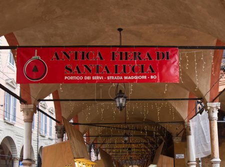 Foto de Bolonia - Italia - 24 de diciembre de 2022: Christmas Street Market of Santa Lucia (Fiera di Santa Lucia, Chiesa dei servi). Bolonia. Italia - Imagen libre de derechos