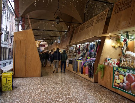 Foto de Bolonia - Italia - 24 de diciembre de 2022: Christmas Street Market of Santa Lucia (Fiera di Santa Lucia, Chiesa dei servi). Bolonia. Italia - Imagen libre de derechos