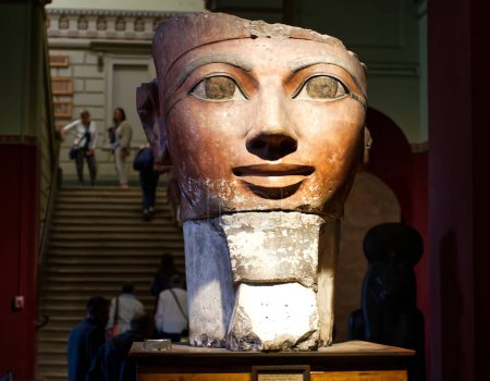 Foto de Cairo, Egipto - 18 de marzo de 2023: Jefe de la Reina Hatshepsuts. El Museo Egipcio de El Cairo. - Imagen libre de derechos