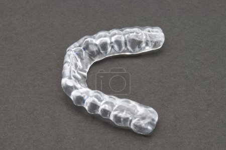 Téléchargez les photos : Plaque de morsure pour protéger les dents la nuit contre le meulage. Appareil orthodontique mobile. - en image libre de droit
