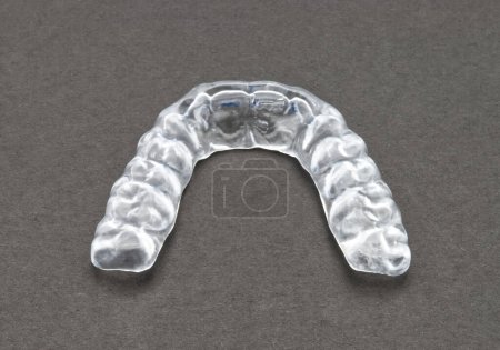 Muerde la placa para proteger los dientes por la noche de la molienda. Aparato de ortodoncia móvil.