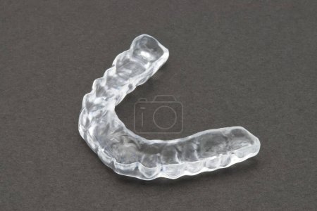 Bissplatte, um die Zähne nachts vor dem Zähneknirschen zu schützen. Mobiles kieferorthopädisches Gerät.
