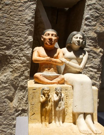 Foto de Cairo, Egipto - 18 de marzo de 2023: Estatua del Enano Seneb y su familia. El Museo Egipcio de El Cairo. - Imagen libre de derechos