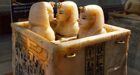 Foto de El Cairo, Egipto - 18 de marzo de 2023: Frascos de alabastro con la cara del rey Tutankamón. El Museo Egipcio de El Cairo. - Imagen libre de derechos