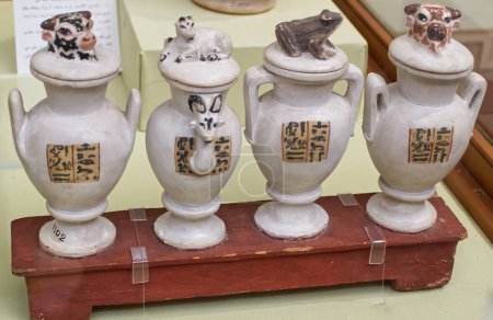 Téléchargez les photos : Le Caire, Égypte - 18 mars 2023 : Pots canopes de Yuya avec tête d'animal. Le Musée égyptien au Caire. - en image libre de droit