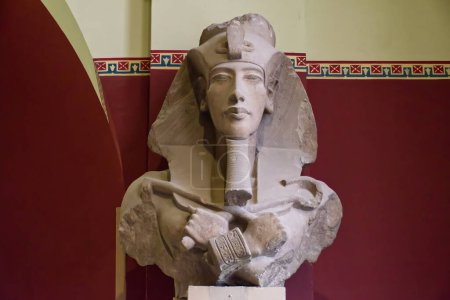 Foto de Cairo, Egipto - 18 de marzo de 2023: Estatua del Faraón Akhenaton. El Museo Egipcio de El Cairo. - Imagen libre de derechos