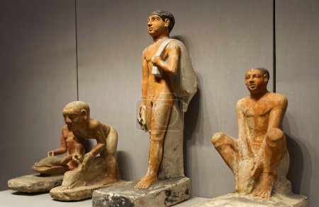 Foto de El Cairo, Egipto - 18 de marzo de 2023: Grupo de sirvientes amasando pan. El Museo Egipcio de El Cairo. - Imagen libre de derechos