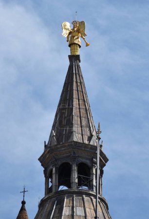 Foto de Padova - Italia - 8 de agosto de 2022: Estatua dorada de un ángel en la parte superior de la Basílica de San Antonio. Padua, Italia - Imagen libre de derechos