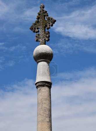 Foto de Padova - Italia - 8 de agosto de 2022: Cruz de piedra cerca de la Basílica de San Antonio. Padua, Italia - Imagen libre de derechos