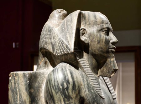 Foto de Cairo, Egipto - 18 de marzo de 2023: Estatua del Faraón Khafre entronizada. El Museo Egipcio de El Cairo. - Imagen libre de derechos