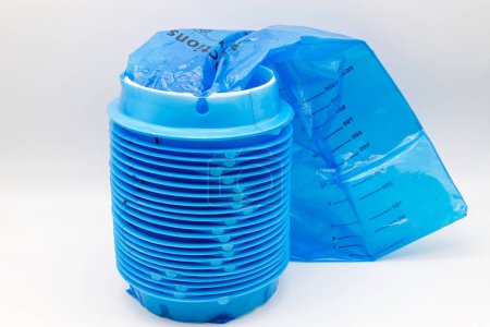 Foto de Bolsa de vómito de plástico azul aislada sobre fondo blanco - Imagen libre de derechos