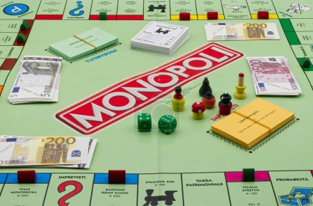 Foto de Bolonia - Italia - 7 de septiembre de 2023: El juego del Monopolio, versión italiana. - Imagen libre de derechos