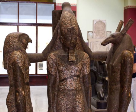 Téléchargez les photos : Le Caire, Égypte - 18 mars 2023 : Statues de Dieu Horus, du roi Ramsès III et de Dieu Seth. Le Musée égyptien au Caire. - en image libre de droit