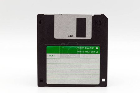 Disco flexible de 1,4 megabytes aislado sobre fondo blanco. Antiguo disco de almacenamiento para ordenador. Tecnología vintage.