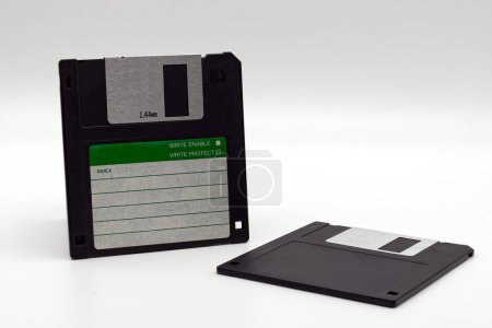 Téléchargez les photos : Disque souple de 1,4 mégaoctets isolé sur fond blanc. Ancien disque de stockage pour ordinateur. - en image libre de droit