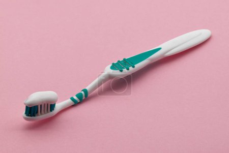 Foto de Cepillo de dientes con pasta de dientes aislada sobre fondo rosa - Imagen libre de derechos