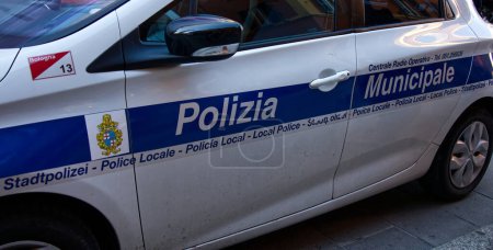 Téléchargez les photos : Bologne - Italie - 25 novembre 2023 : Voiture italienne Polizia Municipale (Police locale). Assurer la sécurité à Bologne. - en image libre de droit