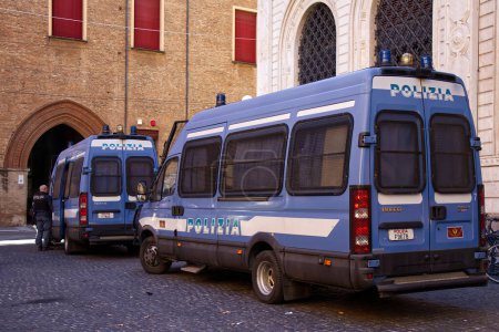Téléchargez les photos : Bologne - Italie - 25 novembre 2023 : Camionnette de police à Bologne. Italie - en image libre de droit