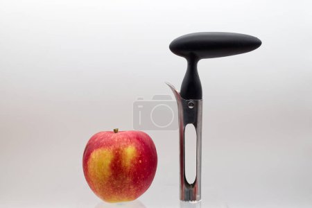 Téléchargez les photos : Corer aux pommes. Outil pour enlever le noyau de pomme, isolé sur fond blanc. - en image libre de droit