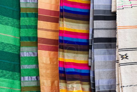 Selección de ropa colorida en un mercado tradicional marroquí, zoco, en Marrakech. Marruecos, África.