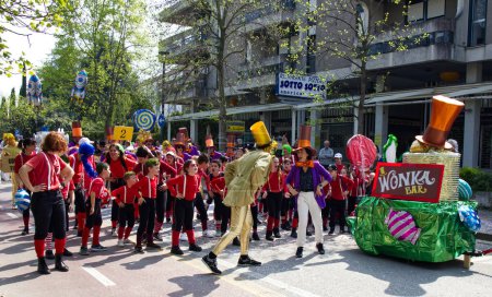 Téléchargez les photos : Abano Terme, Padoue - Italie - 7 avril 2024 : Carnaval de la rue Abano, événement en direct avec défilés de carnaval, musique, danse et divertissement pour tous les âges. Wonka Bar. - en image libre de droit