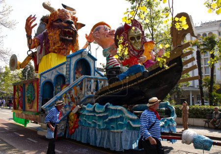 Téléchargez les photos : Abano Terme, Padoue - Italie - 7 avril 2024 : Carnaval de la rue Abano, événement en direct avec défilés de carnaval, musique, danse et divertissement pour tous les âges. Flotteur carnaval de Venise. - en image libre de droit