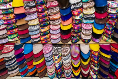 Puestos en el casco antiguo de Medina. Tienda de zapatos tradicionales. Fez, Marruecos.