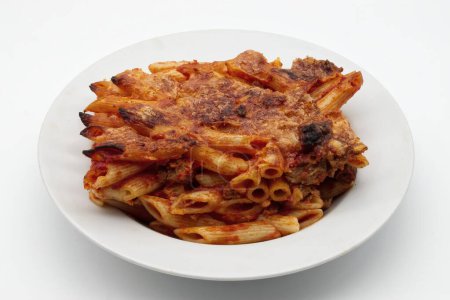 Téléchargez les photos : Pâtes italiennes al forno. Pâtes au four, isolées sur fond blanc - en image libre de droit