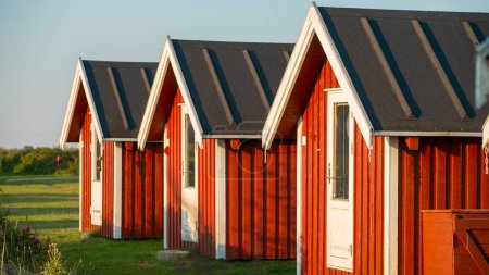 Foto de Fila de cabañas de madera roja en la costa del Mar Báltico en Dinamarca. - Imagen libre de derechos
