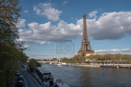 Foto de Torre Eiffel junto al Sena en un día soleado en París - Imagen libre de derechos