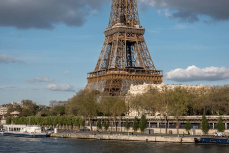Foto de Raíces de hierro que se extienden hacia el cielo la fundación de la torre Eiffel en París - Imagen libre de derechos