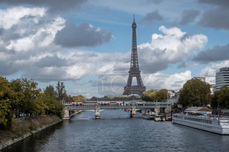 Foto de Un tren que cruza un puente sobre el Sena con la torre Eiffel de fondo en París - Imagen libre de derechos